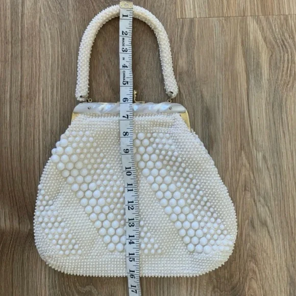 Vintage Beaded Hong Kong Elegant Cream lined Kisslock Handbag - Picture 13 of 14